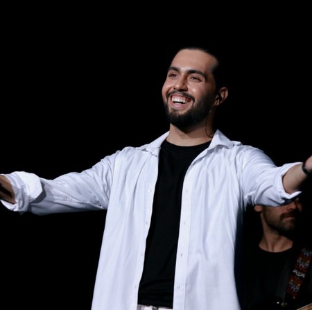 دانلود آهنگ حامیم اینهمه آدم دانلود آهنگ حامیم اینهمه آدم