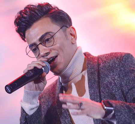 دانلود آهنگ محسن ابراهیم زاده دنیا مال منه دانلود آهنگ محسن ابراهیم زاده دنیا مال منه